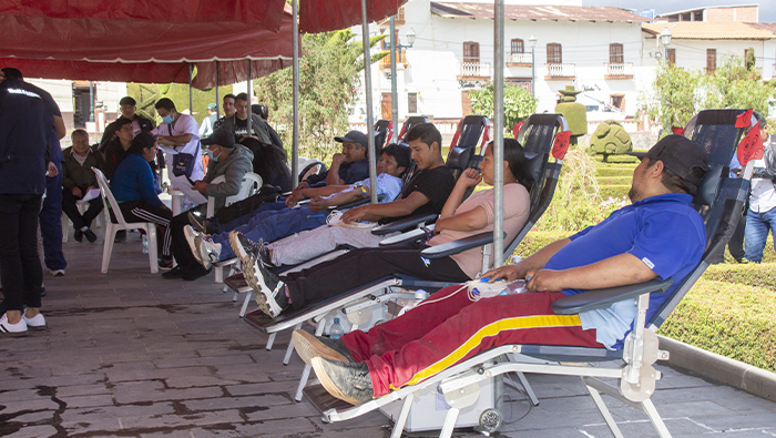 Imagen de la campaña de donación de sangre realizada en la plaza de Armas de Huamachuco