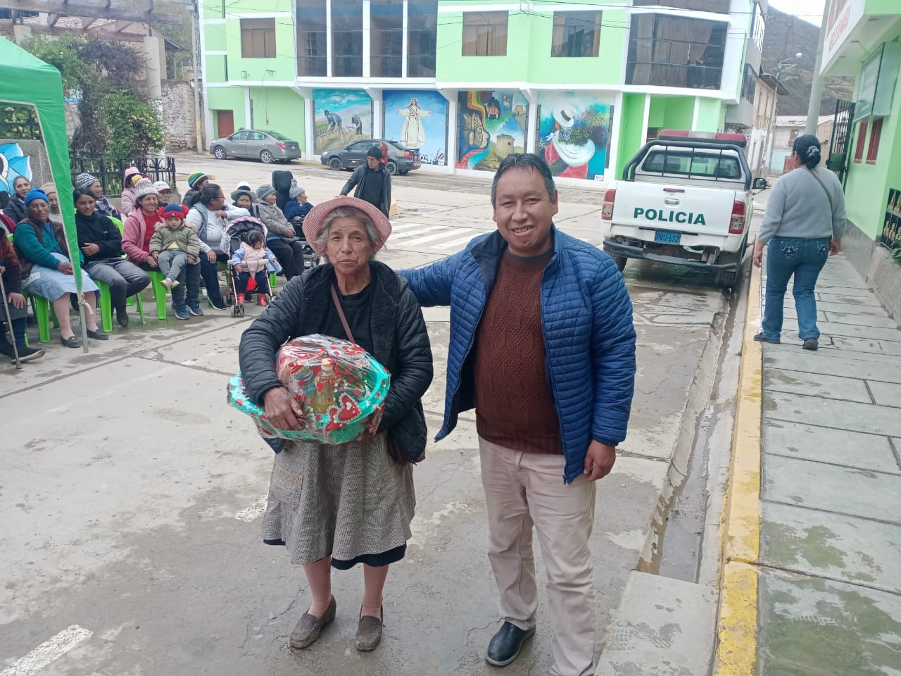 El alcalde Pedro Luis López Carrasco bailando con las mamitas del distritito y anexos