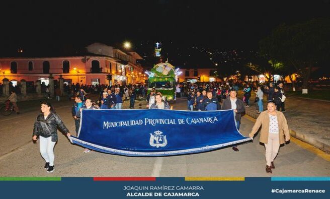 📣 En el marco del Florecer en Cajamarca, la Municipalidad Provincial de Cajamarca a través de la gerencia de Turismo y Cultura, organizó el Corso Nocturno 🌌, donde distintas instituciones educativas desfilaron en un gran pasacalle con antorchas 🕯️ y carros alegóricos mostrando la riqueza de nuestra identidad y tradiciones.
🌺Este evento, que forma parte de las actividades programadas en el marco del Florecer en Cajamarca, no solo fortalece el sentido de pertenencia hacia nuestra tierra, sino que también promueve el turismo y la cultura como pilares fundamentales para el desarrollo de nuestra provincia.