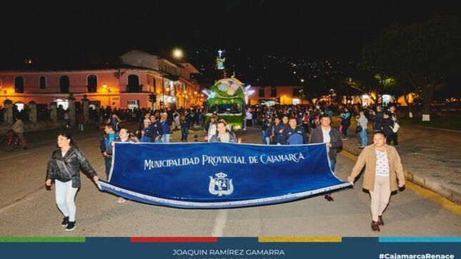 📣 En el marco del Florecer en Cajamarca, la Municipalidad Provincial de Cajamarca a través de la gerencia de Turismo y Cultura, organizó el Corso Nocturno 🌌, donde distintas instituciones educativas desfilaron en un gran pasacalle con antorchas 🕯️ y carros alegóricos mostrando la riqueza de nuestra identidad y tradiciones.
🌺Este evento, que forma parte de las actividades programadas en el marco del Florecer en Cajamarca, no solo fortalece el sentido de pertenencia hacia nuestra tierra, sino que también promueve el turismo y la cultura como pilares fundamentales para el desarrollo de nuestra provincia.