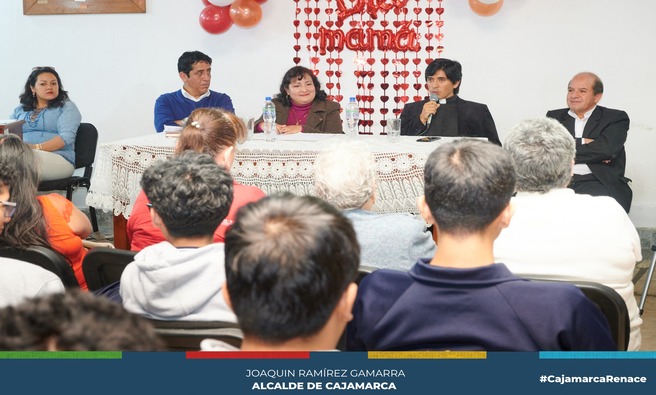 📌Con la presencia de estudiantes de Instituciones educativas y grupos de madres de familia, se desarrolló el conversatorio por el “Día de la Madre”, organizado por la Biblioteca Municipal “José Gálvez” y la gerencia de Turismo y Cultura de la Municipalidad Provincial de Cajamarca, contando con el apoyo de la Asociación Cultural “Crítica”, con el objetivo de revalorar el papel de la madre de familia dentro de la sociedad, resaltando su aporte a la integridad y sostenibilidad familiar y el don divino de procreación del ser humano en su condición de mujer.
✅Expositores de este conversatorio entre ellos el reverendo padre Javier Hoyos, párroco del distrito de Magdalena, destacó a la madre de familia como la base fundamental del hogar, convirtiéndose en el ser sobre el que gira el cuidado y la adecuada orientación de los hijos en su formación como personas de viene dentro de la sociedad. Esta actividad concluyó con expresiones artísticas de música, canto y poesía como parte de un sentido homenaje de la Municipalidad Provincial de Cajamarca a las madres cajamarquinas en su día.