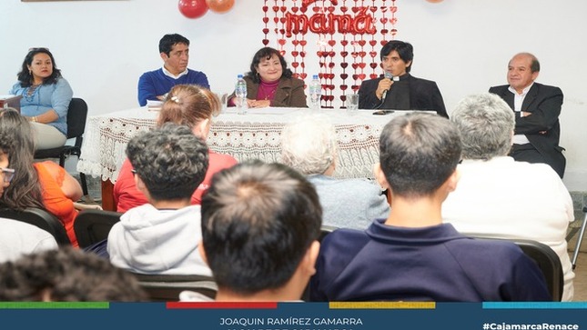 📌Con la presencia de estudiantes de Instituciones educativas y grupos de madres de familia, se desarrolló el conversatorio por el “Día de la Madre”, organizado por la Biblioteca Municipal “José Gálvez” y la gerencia de Turismo y Cultura de la Municipalidad Provincial de Cajamarca, contando con el apoyo de la Asociación Cultural “Crítica”, con el objetivo de revalorar el papel de la madre de familia dentro de la sociedad, resaltando su aporte a la integridad y sostenibilidad familiar y el don divino de procreación del ser humano en su condición de mujer. 
✅Expositores de este conversatorio entre ellos el reverendo padre Javier Hoyos, párroco del distrito de Magdalena, destacó a la madre de familia como la base fundamental del hogar, convirtiéndose en el ser sobre el que gira el cuidado y la adecuada orientación de los hijos en su formación como personas de viene dentro de la sociedad. Esta actividad concluyó con expresiones artísticas de música, canto y poesía como parte de un sentido homenaje de la Municipalidad Provincial de Cajamarca a las madres cajamarquinas en su día.