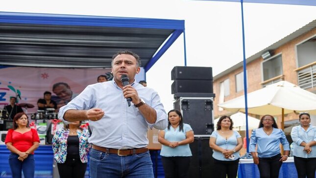 🟡 Una tarde diferente entre baile y música tuvieron cientos de mamitas del Vaso de Leche, que compartieron un almuerzo de camaradería junto a nuestro alcalde 𝐉𝐡𝐨𝐯𝐢𝐧𝐬𝐨𝐧 𝐕𝐚𝐬𝐪𝐮𝐞𝐳, quien ofreció este agasajo en reconocimiento a su importante trabajo de alimentar a los vecinos de bajos recursos de sus respectivas zonas. La sonrisa de cada una de ellas es la mejor recompensa que tiene nuestra gestión, en vísperas del Día de la Madre. Gracias por su ejemplo de entereza y desprendimiento en favor del prójimo.