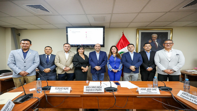  La Comisión de Rentas de Aduanas del Congreso de la República se reunió con nuestro alcalde 𝐉𝐡𝐨𝐯𝐢𝐧𝐬𝐨𝐧 𝐕𝐚𝐬𝐪𝐮𝐞𝐳 y los burgomaestres chalacos de la Mancomunidad del Callao, encabezados por el alcalde provincial Pedro Spadaro. Durante esta importante reunión de trabajo, se discutió la necesidad de aumentar el porcentaje de la Renta de Aduanas asignado al primer puerto. Los congresistas presentes propusieron un incremento del 10%, lo que permitirá a los gobiernos locales, municipios provinciales y al GORE Callao acceder a más recursos para fortalecer servicios e invertir en educación, salud, seguridad ciudadana, entre otros aspectos fundamentales para la población de Ventanilla y El Callao. ¡Trabajamos juntos por el desarrollo de nuestra comunidad!
