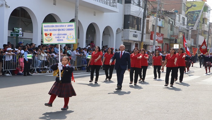 Desfile CΓvico competitivo por el 48Β° Aniversario de la Provincia