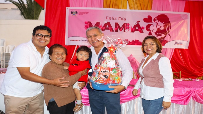 Alcalde Fernando Cรกrdenas rindiรณ homenaje a madres Huaralinas en su dรญa