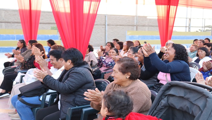 Alcalde Fernando Cรกrdenas rindiรณ homenaje a madres Huaralinas en su dรญa