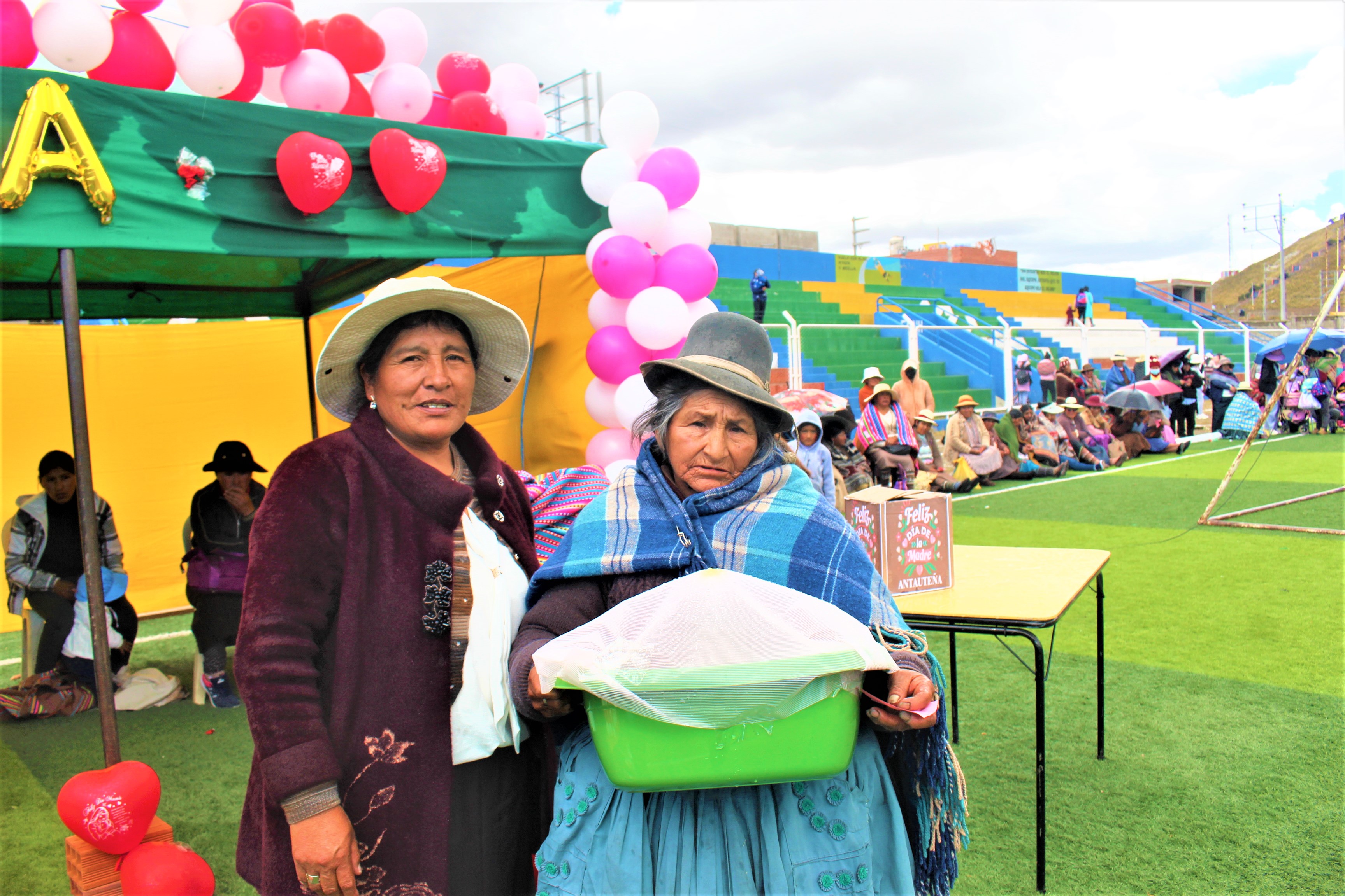 La alcaldesa de la Municipalidad Distrital de Antauta, Sra. Evangelina Apaza Calsina y regidores lideraron un merecido homenaje a las madres antauteñas quienes, con incansable esfuerzo, generosidad, amor y dedicación hacia sus hijos y familia, contribuyen significativamente al desarrollo del distrito de Antauta.
Este acto de homenaje, se desarrolló en el Estadio Municipal de Antauta, Centro Poblado de Larimayo, Sector Queñuani, Pirhuani, Cuenca San Juan, Asprosal, Sector Lago Azul Cerrera, Chullunquiani - Altura, Tulani, Ccarmi, Santa Isabel, con la participación de cientos de madres, quienes espectaron los diversos números artísticos y participaron en el sorteo de canastas y premios sorpresas.