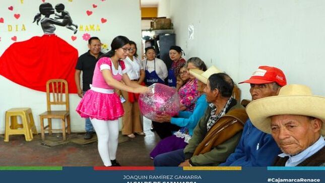 📌La Municipalidad Provincial de Cajamarca ha tenido el honor de rendir un cálido homenaje a más de 60 mujeres de la tercera edad. Estas maravillosas madres, integrantes del Centro Integral de Atención al Adulto Mayor (CIAM), son verdaderos ejemplos de fortaleza y amor incondicional.
✅La subgerencia de programas sociales y empadronamiento ha sido el corazón de esta emotiva celebración, reconociendo el significativo aporte de estas mujeres que, en muchos casos, se encuentran en situaciones de abandono o dificultades económicas. A través del comedor popular "San José Obrero", se les brinda diariamente la alimentación necesaria, reafirmando nuestro compromiso con su bienestar y salud.
Su amor, experiencia y resiliencia son un faro de inspiración para todos nosotros.  💖👵🎊