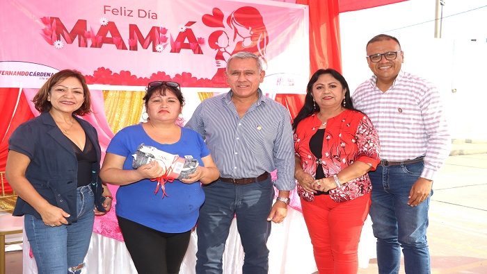 Fernando Cรกrdenas agasaja a madres del programa del Vaso de Leche