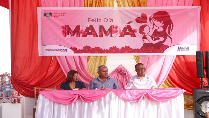 Fernando Cรกrdenas agasaja a madres del programa del Vaso de Leche