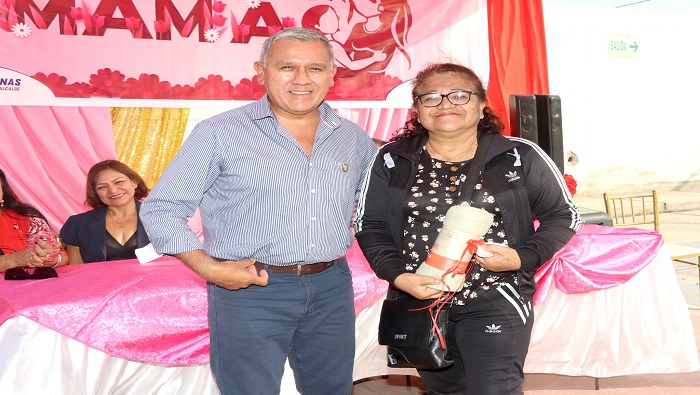 Fernando Cรกrdenas agasaja a madres del programa del Vaso de Leche