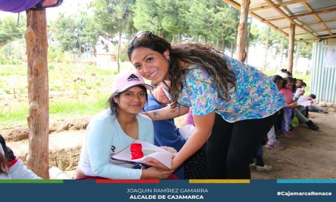 📌Como parte de la celebración del día de la madre, el Centro Municipal de Desarrollo Juvenil (CEMUDEJ), hizo un homenaje a las madres de los jóvenes beneficiarios de las parcelas del Vivero "Venecia".
✅La actividad se desarrolló con la presencia de 11 madres donde se hizo entrega de un presente y finalmente con un pequeño compartir.
❤️Desde el CEMUDEJ saludamos a todas las madres de Cajamarca deseándoles un excelente día y con el compromiso de seguir trabajando en favor de ellas.