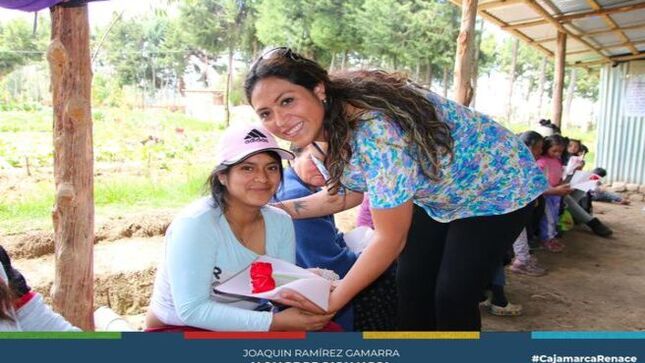 📌Como parte de la celebración del día de la madre, el Centro Municipal de Desarrollo Juvenil (CEMUDEJ), hizo un homenaje a las madres de los jóvenes beneficiarios de las parcelas del Vivero "Venecia".
✅La actividad se desarrolló con la presencia de 11 madres donde se hizo entrega de un presente y finalmente con un pequeño compartir.
❤️Desde el CEMUDEJ saludamos a todas las madres de Cajamarca deseándoles un excelente día y con el compromiso de seguir trabajando en favor de ellas.