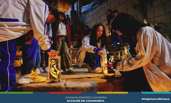 En la víspera de la celebración a nuestra Virgen de Fátima 🙏, la Municipalidad Provincial de Cajamarca, a través de la gerencia de turismo y Cultura, organizó la Serenata a la Virgen, iniciando con la Santa Misa, además pudimos contemplar la escalinata de Santa Apolonia bellamente iluminada con faroles 🕯️ instalados este día por el colegio Juan XXIII, quienes llevan haciendo esta tradición desde hace 27 años.
Agradecemos al marco musical el Mariachi Gareda 🎶, quienes ofrecieron su canto a la Madre.