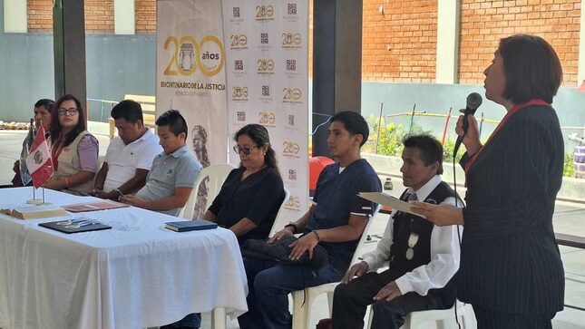 En una ceremonia significativa dentro de la institución, Dra. Rose Mary Parra Rivera de González, presidenta de la Corte Superior de Justicia de Lima Este, tomó juramento a los alumnos que se integran al programa de paz escolar.