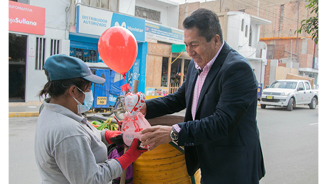 Alcalde entrega presentes a personal de limpieza y seguridad ciudadana por el día de la Madre. 