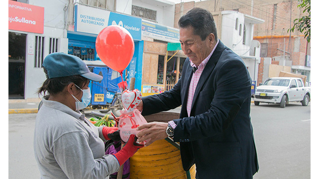 Alcalde entrega presentes a personal de limpieza y seguridad ciudadana por el día de la Madre. 
