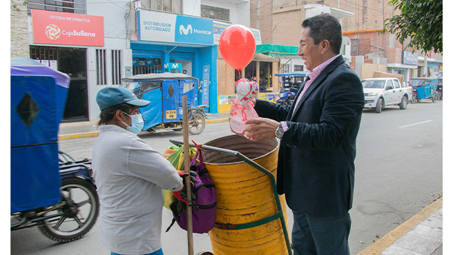 Alcalde entrega presentes a personal de limpieza y seguridad ciudadana por el día de la Madre. 