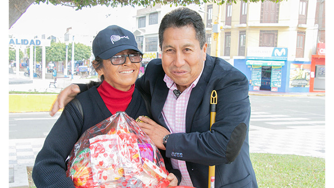 Alcalde entrega presentes a personal de limpieza y seguridad ciudadana por el día de la Madre. 