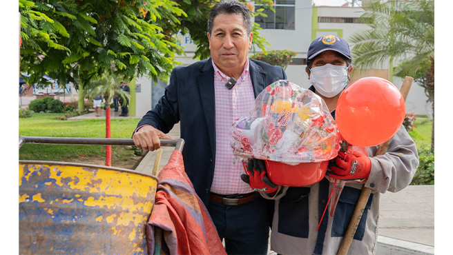 Alcalde entrega presentes a personal de limpieza y seguridad ciudadana por el día de la Madre. 