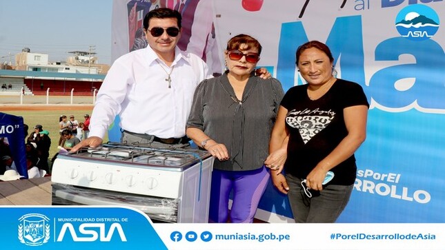 En conmemoración al Día de la Madre, el alcalde de la Municipalidad Distrital de Asia, Isaias Alcántara Malásquez con presencia de los regidores, agasajó a más de cuatro mil mamitas asianas, quienes disfrutaron de show musical en vivo, baile, canto y regalos. 
"El día de la madre es un día muy especial, por eso, la municipalidad le ha preparado todo esto para ustedes mamitas, espero lo disfruten y lo pasen bonito en su día”, expresó nuestra autoridad edil.
Dicho homenaje se desarrolló en el estadio Municipal de Capilla de Asia, lugar que permitió a la Gerencia de Desarrollo e Inclusión Social realice la entrega de una bolsa de víveres y un almuerzo a cada una de las Madres Asianas, como reconocimiento a su labor diaria que desempeña en su hogar.
Además en plena ceremonia, el alcalde sorprendió sorteando seis cocinas, una lavadora y un refrigerador, además de bolsas de víveres. También se hizo presente el Comité de Dama del Distrito sorteando más de 200 regalos.
Al finalizar la jornada, el burgomaestre dedicó una canción a su mamá y a todas las madres presentes, como gesto de agradecimiento a su invaluable labor y dedicación a su familia.
Por su parte las mamitas, agradecieron el gesto del alcalde por la entrega de los presentes en un día tan especial.
#MunicipalidadDistritalDeAsia 
#PorelDesarrollodeAsia
#IsaiasAlcantaraAlcaldedeAsia