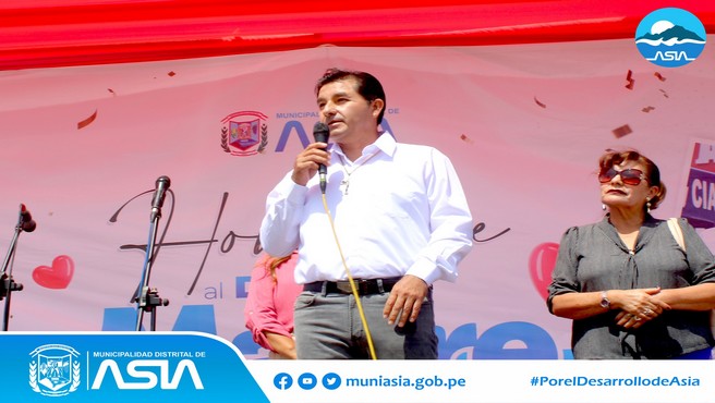 En conmemoración al Día de la Madre, el alcalde de la Municipalidad Distrital de Asia, Isaias Alcántara Malásquez con presencia de los regidores, agasajó a más de cuatro mil mamitas asianas, quienes disfrutaron de show musical en vivo, baile, canto y regalos. 
"El día de la madre es un día muy especial, por eso, la municipalidad le ha preparado todo esto para ustedes mamitas, espero lo disfruten y lo pasen bonito en su día”, expresó nuestra autoridad edil.
Dicho homenaje se desarrolló en el estadio Municipal de Capilla de Asia, lugar que permitió a la Gerencia de Desarrollo e Inclusión Social realice la entrega de una bolsa de víveres y un almuerzo a cada una de las Madres Asianas, como reconocimiento a su labor diaria que desempeña en su hogar.
Además en plena ceremonia, el alcalde sorprendió sorteando seis cocinas, una lavadora y un refrigerador, además de bolsas de víveres. También se hizo presente el Comité de Dama del Distrito sorteando más de 200 regalos.
Al finalizar la jornada, el burgomaestre dedicó una canción a su mamá y a todas las madres presentes, como gesto de agradecimiento a su invaluable labor y dedicación a su familia.
Por su parte las mamitas, agradecieron el gesto del alcalde por la entrega de los presentes en un día tan especial.
#MunicipalidadDistritalDeAsia 
#PorelDesarrollodeAsia
#IsaiasAlcantaraAlcaldedeAsia