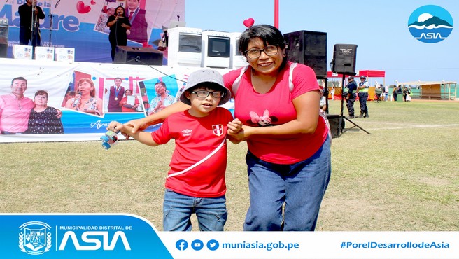 En conmemoración al Día de la Madre, el alcalde de la Municipalidad Distrital de Asia, Isaias Alcántara Malásquez con presencia de los regidores, agasajó a más de cuatro mil mamitas asianas, quienes disfrutaron de show musical en vivo, baile, canto y regalos. 
"El día de la madre es un día muy especial, por eso, la municipalidad le ha preparado todo esto para ustedes mamitas, espero lo disfruten y lo pasen bonito en su día”, expresó nuestra autoridad edil.
Dicho homenaje se desarrolló en el estadio Municipal de Capilla de Asia, lugar que permitió a la Gerencia de Desarrollo e Inclusión Social realice la entrega de una bolsa de víveres y un almuerzo a cada una de las Madres Asianas, como reconocimiento a su labor diaria que desempeña en su hogar.
Además en plena ceremonia, el alcalde sorprendió sorteando seis cocinas, una lavadora y un refrigerador, además de bolsas de víveres. También se hizo presente el Comité de Dama del Distrito sorteando más de 200 regalos.
Al finalizar la jornada, el burgomaestre dedicó una canción a su mamá y a todas las madres presentes, como gesto de agradecimiento a su invaluable labor y dedicación a su familia.
Por su parte las mamitas, agradecieron el gesto del alcalde por la entrega de los presentes en un día tan especial.
#MunicipalidadDistritalDeAsia 
#PorelDesarrollodeAsia
#IsaiasAlcantaraAlcaldedeAsia
