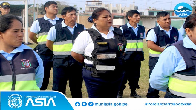 Con el objetivo de mejorar la labor de los efectivos de seguridad ciudadana y brindar un servicio más eficiente, el personal de Serenazgo de la Municipalidad Distrital de Asia, recibió capacitación en temas de: Patrullaje Municipal Integrado, Empleo de las Unidades Motorizadas Móviles y Patrullaje a Pie, Técnicas de Intervención, durante el Arresto del Ciudadano y Uso de medios de Defensa, por parte de la Municipalidad Provincial de Cañete.
El alcalde Isaias Alcántara Malásquez, dio la bienvenida a los instructores de la Policía Nacional del Perú, a los funcionarios del Comité Regional de Seguridad Ciudadana y a los funcionarios de Municipalidad Provincial de Cañete, quienes capacitaron a más de 100 serenos.
Esta actividad permitirá que nuestro personal desempeñe su labor con eficiencia, de forma tal que contribuyan a asegurar la convivencia pacífica, así como el control de la violencia y prevención de los delitos y faltas en nuestro distrito.
#MunicipalidadDistritalDeAsia
#PorelDesarrollodeAsia
#IsaiasAlcantaraAlcaldeDeAsia