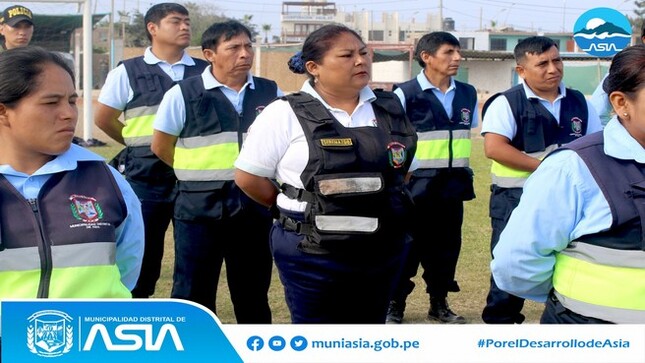 Con el objetivo de mejorar la labor de los efectivos de seguridad ciudadana y brindar un servicio más eficiente, el personal de Serenazgo de la Municipalidad Distrital de Asia, recibió capacitación en temas de: Patrullaje Municipal Integrado, Empleo de las Unidades Motorizadas Móviles y Patrullaje a Pie, Técnicas de Intervención, durante el Arresto del Ciudadano y Uso de medios de Defensa, por parte de la Municipalidad Provincial de Cañete.
El alcalde Isaias Alcántara Malásquez, dio la bienvenida a los instructores de la Policía Nacional del Perú, a los funcionarios del Comité Regional de Seguridad Ciudadana y a los funcionarios de Municipalidad Provincial de Cañete, quienes capacitaron a más de 100 serenos.
Esta actividad permitirá que nuestro personal desempeñe su labor con eficiencia, de forma tal que contribuyan a asegurar la convivencia pacífica, así como el control de la violencia y prevención de los delitos y faltas en nuestro distrito.
#MunicipalidadDistritalDeAsia 
#PorelDesarrollodeAsia 
#IsaiasAlcantaraAlcaldeDeAsia