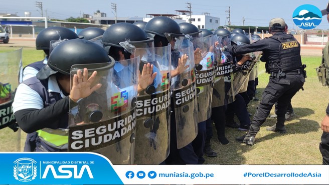 Con el objetivo de mejorar la labor de los efectivos de seguridad ciudadana y brindar un servicio más eficiente, el personal de Serenazgo de la Municipalidad Distrital de Asia, recibió capacitación en temas de: Patrullaje Municipal Integrado, Empleo de las Unidades Motorizadas Móviles y Patrullaje a Pie, Técnicas de Intervención, durante el Arresto del Ciudadano y Uso de medios de Defensa, por parte de la Municipalidad Provincial de Cañete.
El alcalde Isaias Alcántara Malásquez, dio la bienvenida a los instructores de la Policía Nacional del Perú, a los funcionarios del Comité Regional de Seguridad Ciudadana y a los funcionarios de Municipalidad Provincial de Cañete, quienes capacitaron a más de 100 serenos.
Esta actividad permitirá que nuestro personal desempeñe su labor con eficiencia, de forma tal que contribuyan a asegurar la convivencia pacífica, así como el control de la violencia y prevención de los delitos y faltas en nuestro distrito.
#MunicipalidadDistritalDeAsia
#PorelDesarrollodeAsia
#IsaiasAlcantaraAlcaldeDeAsia
