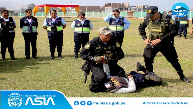 Con el objetivo de mejorar la labor de los efectivos de seguridad ciudadana y brindar un servicio más eficiente, el personal de Serenazgo de la Municipalidad Distrital de Asia, recibió capacitación en temas de: Patrullaje Municipal Integrado, Empleo de las Unidades Motorizadas Móviles y Patrullaje a Pie, Técnicas de Intervención, durante el Arresto del Ciudadano y Uso de medios de Defensa, por parte de la Municipalidad Provincial de Cañete.
El alcalde Isaias Alcántara Malásquez, dio la bienvenida a los instructores de la Policía Nacional del Perú, a los funcionarios del Comité Regional de Seguridad Ciudadana y a los funcionarios de Municipalidad Provincial de Cañete, quienes capacitaron a más de 100 serenos.
Esta actividad permitirá que nuestro personal desempeñe su labor con eficiencia, de forma tal que contribuyan a asegurar la convivencia pacífica, así como el control de la violencia y prevención de los delitos y faltas en nuestro distrito.
#MunicipalidadDistritalDeAsia
#PorelDesarrollodeAsia
#IsaiasAlcantaraAlcaldeDeAsia