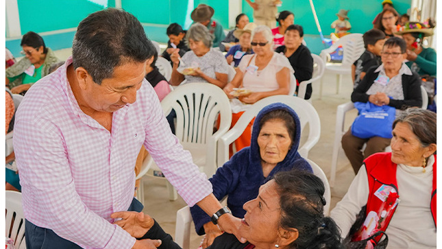 Los regidores Jim Borja Flores y Nelly García Maldonado, con gran alegría y jubilo, celebraron juntos a las mamitas del Centro Integral del Adulto Mayor.