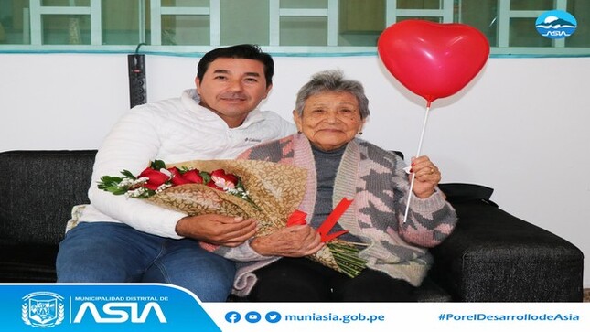 El alcalde de Asia, Isaias Alcántara Malásquez, dio una serenata por el día de la madre a la Sra. Evarista Arias Quiroz, quien tiene 100 años de edad y es la más longeva de nuestro distrito.  
Evarista vive en el anexo Palma Alta, rodeada del amor y cuidados de sus nueve hijos. Ella es integrante del Centro Integral de Atención al Adulto Mayor (CIAM) y se siente feliz de vivir rodeada de su familia y vecinos.
Por esta razón, el alcalde le dio una serenata cantando “A la sombra de mamá” que interpreta Leo Dan, donde le entregó un ramo de rosas y una canasta de víveres.
#MunicipalidadDistritalDeAsia 
#PorelDesarrollodeAsia 
#IsaiasAlcantaraAlcaldeDeAsi