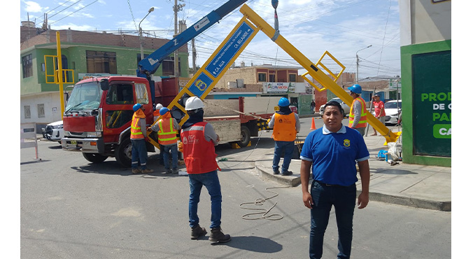 El regidor provincial, Aldo Nery R. fiscalizó los trabajos de instalaciones del proyecto de mejoramiento y ampliación de Semaforización