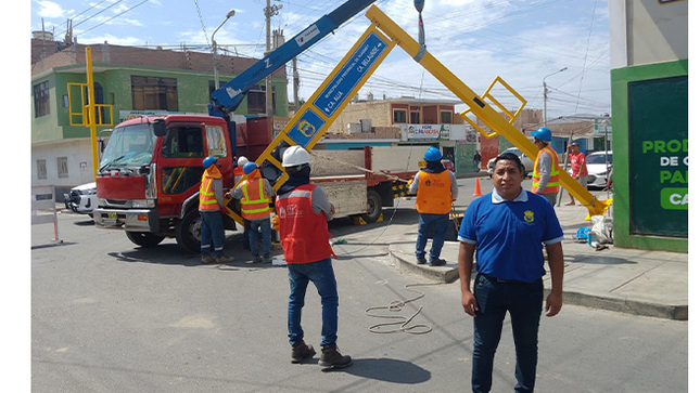 El regidor provincial, Aldo Nery R. fiscalizó los trabajos de instalaciones del proyecto de mejoramiento y ampliación de Semaforización