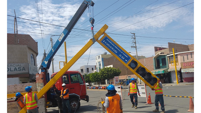 El regidor provincial, Aldo Nery R. fiscalizó los trabajos de instalaciones del proyecto de mejoramiento y ampliación de Semaforización