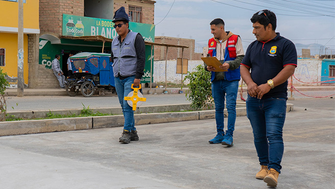 Regidor inspecciona avances de la obra de pistas y veredas de la Av. Olivar
