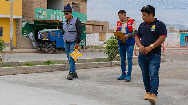 Regidor inspecciona avances de la obra de pistas y veredas de la Av. Olivar