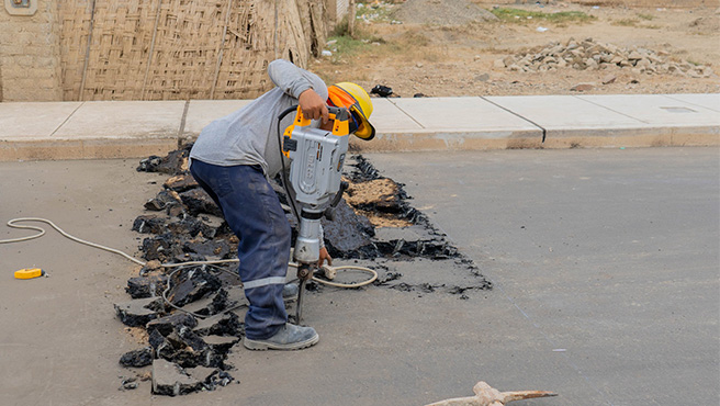 Regidor inspecciona avances de la obra de pistas y veredas de la Av. Olivar