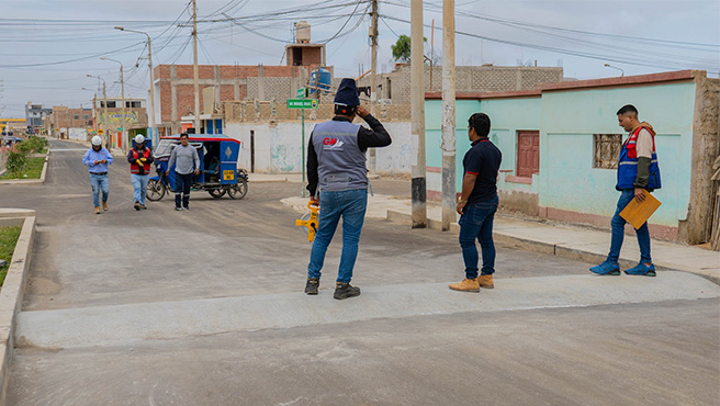 Regidor inspecciona avances de la obra de pistas y veredas de la Av. Olivar