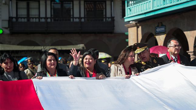 Presidenta de la Corte de Cusco participó de izamiento pleno de mayo