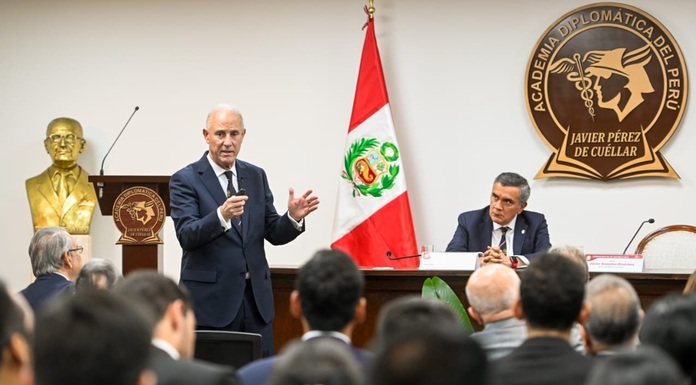 Canciller expuso sobre desafíos de la geopolítica y relaciones internacionales en la era disruptiva