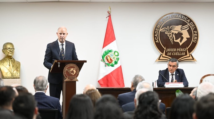 Canciller expuso sobre desafíos de la geopolítica y relaciones internacionales en la era disruptiva