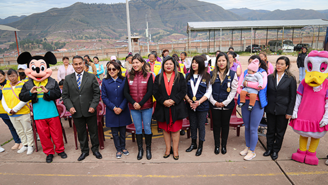 En el marco de las actividades por el Día de la Madre, la Corte Superior de Justicia de Cusco, presidida por la Dra. Karinna Justina Holgado Noa, participó de la “Campaña de Salud y Orientación”, en el Penal de Mujeres del Cusco, organizada por la Vicegobernatura Regional del Cusco, que lídera la Dra. Noely Esmeralda Loaiza Livano.
La titular de justicia de la región felicitó la iniciativa de la Vicegobernadora, y expresó su preocupación por las internas que carecen de recursos para dar seguimiento a sus procesos en la ciudad de Lima, manifestando su voluntad de abordar este problema de manera inmediata. 
Así también, enfatizó su compromiso con las mujeres que se encuentran recluidas en el penal, para brindar apoyo e información sobre el estado de sus procesos, con personal especializado y capacitado. Asimismo, subrayó que esta no es la única vez que la Corte de Cusco, participa en estas campañas dirigidas al sector vulnerable, por lo que propuso realizar visitas mensuales al centro penitenciario para brindar el soporte que requieran las privadas de su libertad, con las instituciones de la región.
De esta forma, la Corte Superior de Justicia de Cusco, promueve y participa de actividades de proyección social que permita garantizar el respeto por los derechos de las personas, en especial de aquellas en condición de vulnerabilidad.
Cusco, 8 de mayo de 2024.
Oficina de Imagen Institucional, Prensa y Protocolo.
