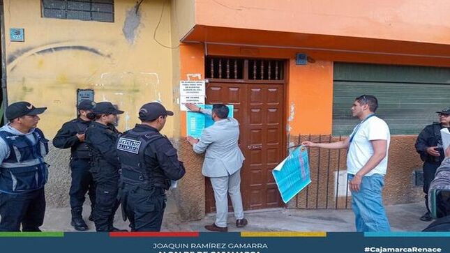 🚨La Municipalidad Provincial de Cajamarca, a través de la subgerencia de comercialización y licencias, realizó la fiscalización al local denominado 401𝑩 𝒖𝒃𝒊𝒄𝒂𝒅𝒐 𝒆𝒏 𝒋𝒓.𝑻𝒖𝒑𝒂𝒄 𝑨𝒎𝒂𝒓𝒖 129, donde realizaban actividades de restaurante-Bar-cantina sin contar con licencia de funcionamiento, certificado ITSE, no respetaban las normas de urbanismo y zonificación, procediendo a ser clausurado temporalmente.
🤝La comuna local reafirma su compromiso con el cumplimiento de las normativas municipales y continuará realizando operativos de fiscalización para garantizar el orden y la seguridad en los establecimientos comerciales en toda la ciudad. 