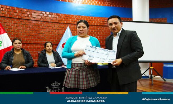 Familias de más de 100 ollas comunes se benefician con la entrega de 400 vales del Fondo de Inclusión Social Energético (FISE) gestionados por la Municipalidad Provincial de Cajamarca.
✅El subgerente de Programas Sociales y Empadronamiento de la Municipalidad Provincial de Cajamarca dio a conocer que se trata de un trabajo coordinado con el Ministerio de Desarrollo e Inclusión Social (MIDIS) y tiene que ver con la decisión política del alcalde Joaquín Ramírez para atender a los sectores vulnerables de la población y de manera progresiva ir cerrando brechas sociales a favor de una sociedad cada vez más inclusiva.