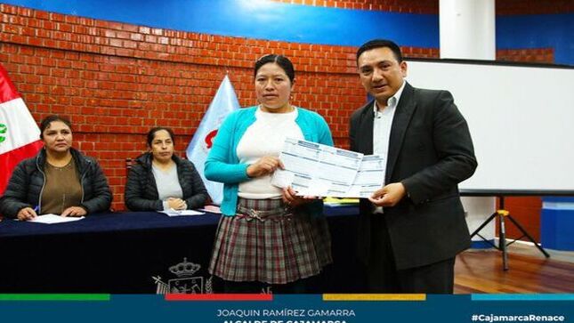 Familias de más de 100 ollas comunes se benefician con la entrega de 400 vales del Fondo de Inclusión Social Energético (FISE) gestionados por la Municipalidad Provincial de Cajamarca.
✅El subgerente de Programas Sociales y Empadronamiento de la Municipalidad Provincial de Cajamarca dio a conocer que se trata de un trabajo coordinado con el Ministerio de Desarrollo e Inclusión Social (MIDIS) y tiene que ver con la decisión política del alcalde Joaquín Ramírez para atender a los sectores vulnerables de la población y de manera progresiva ir cerrando brechas sociales a favor de una sociedad cada vez más inclusiva.