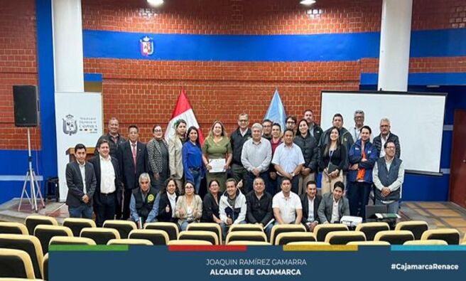 📌La Municipalidad Provincial de Cajamarca, en coordinación con la Corte Superior de Justicia y la Junta de Fiscales de Cajamarca, llevó a cabo una charla sobre "Delitos de Corrupción de Funcionarios y Ética de Integridad en la Función Pública". La sesión fue dictada por la destacada jueza Sandra Sosa.
🤝El evento tuvo como objetivo principal sensibilizar y educar a los funcionarios públicos sobre la importancia de la ética y la integridad en el desempeño de sus funciones, así como concienciar sobre los graves impactos de los delitos de corrupción. Durante la charla, la jueza Sosa abordó temas cruciales como la identificación y prevención de actos corruptos, y la relevancia de mantener altos estándares éticos en el servicio público.