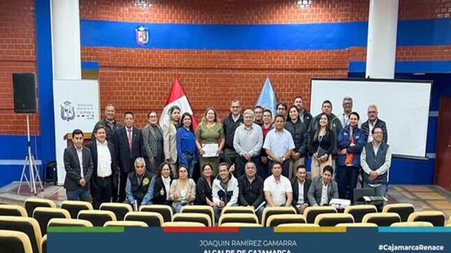 📌La Municipalidad Provincial de Cajamarca, en coordinación con la Corte Superior de Justicia y la Junta de Fiscales de Cajamarca, llevó a cabo una charla sobre "Delitos de Corrupción de Funcionarios y Ética de Integridad en la Función Pública". La sesión fue dictada por la destacada jueza Sandra Sosa.
🤝El evento tuvo como objetivo principal sensibilizar y educar a los funcionarios públicos sobre la importancia de la ética y la integridad en el desempeño de sus funciones, así como concienciar sobre los graves impactos de los delitos de corrupción. Durante la charla, la jueza Sosa abordó temas cruciales como la identificación y prevención de actos corruptos, y la relevancia de mantener altos estándares éticos en el servicio público.